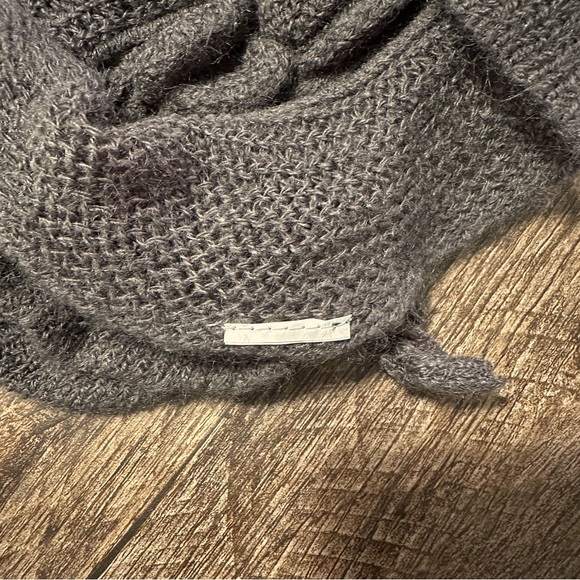 Grey Knit Fringe Scarf Cold Winter Weather Accessory Women’s One Size - Picture 4 of 4